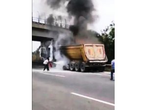 Otoyolda kamyon yangını
