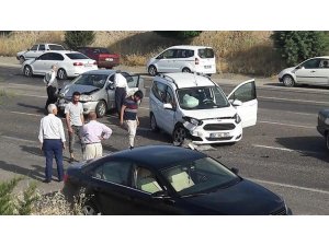 İki otomobil çarpıştı: 3 yaralı