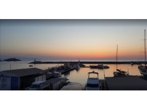 Kuşadası’nda 26 kaçak göçmen ve 3 insan kaçakçısı yakalandı