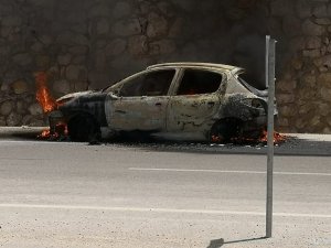 Alev alan otomobil kullanılamaz hale geldi