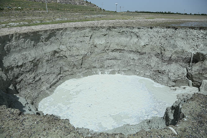 Akgöl Sazlıkları'nda yeni 2 obruk oluştu