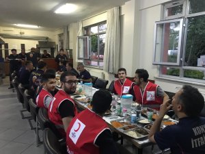 Kızılay gönüllülerinden itfaiyecilere sürpriz