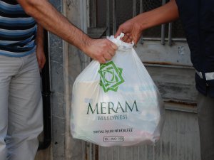 Meram ihtiyaç sahiplerinin yanında