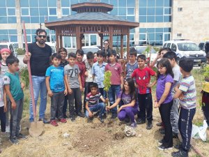 Öğrenciler emniyetin bahçesine fidan dikti