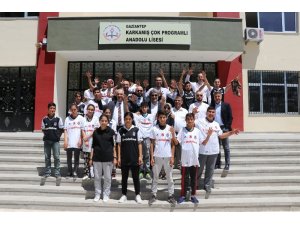 Beşiktaş’tan 350 çocuğa forma