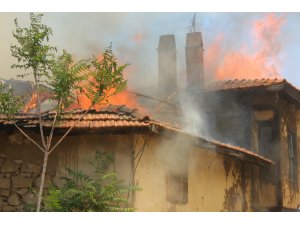 Ekmek pişirirken sıçrayan kıvılcım ev ile ahırı yaktı