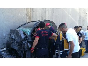 Köprü ayağına çarpan araçta sıkışan sürücüyü itfaiye kurtardı