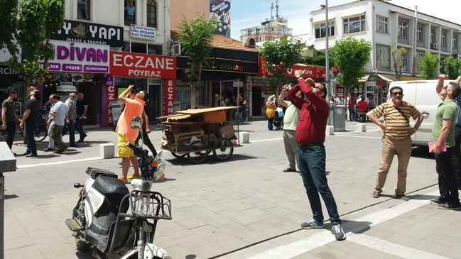 Şaşkına döndüler... Bu adamlar nereye bakıyor?