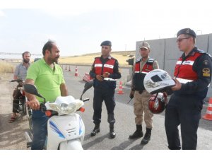 Ceza yazmak yerine kask hediye ettiler