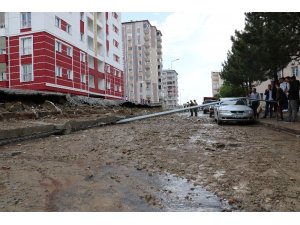 Sivas’ta aşırı yağış sonrası sitesinin istinat duvarı çöktü