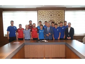 Başkan milli güreşçilerden madalya sözü aldı