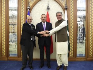 Bakan Çavuşoğlu Malezyalı ve Pakistanlı mevkidaşları ile görüştü