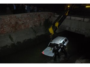 El frenini çekmeyi unuttuğu otomobil sulama kanalına uçtu