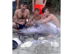 Öldürdüğü babasıyla aynı karede