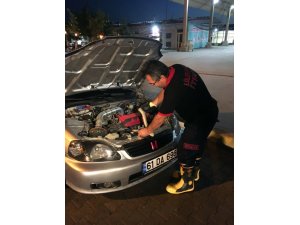 Otomobilin motorundan yılan çıktı