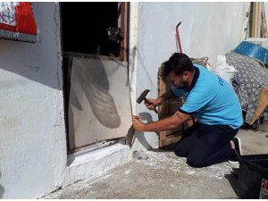 Kafası duvara sıkışan kedi kurtarıldı