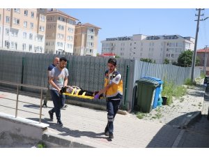 Açık bırakılan pencereden beton zemine düşen çocuk yaralandı