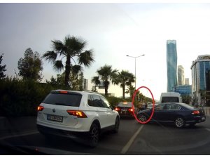 Trafikte cadde ortasında yumruk yumruğa kavga