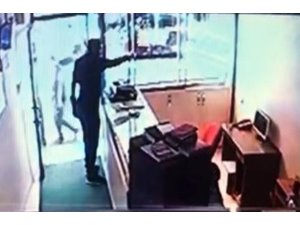 Kuyumcuyu namazda gören hırsız, 20 çift altın küpe çaldı