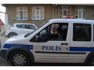 Otomobilin üzerine düşen cisim korkuttu