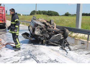Bariyerlere çarpan araç paramparça oldu: 1’i ağır 2 yaralı