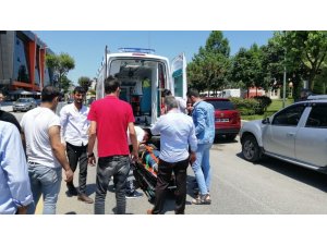 Düzce’de lüks otomobile çarpan motorun sürücüsü hastanelik oldu
