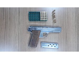 Otomobilden ruhsatsız tabanca çıktı