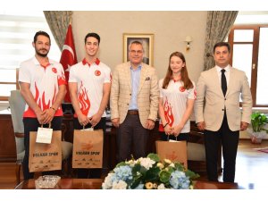 Milli cimnastikçiler Vali Deniz’i ziyaret etti