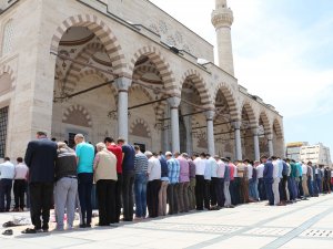Ramazan’ın son cuma gününde camiler doldu taştı