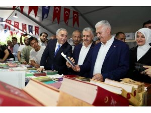 Binali Yıldırım Sultanahmet Meydanı’ndaki kitap fuarını gezdi