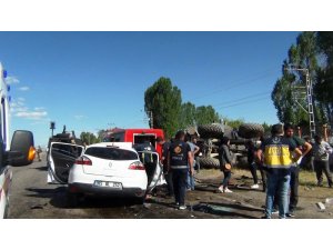 Otomobille iş makinesi çarpıştı: 3 ölü, 6 yaralı