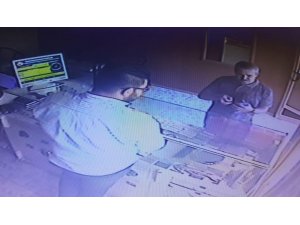 Sahte küpeyi 700 liraya sattı
