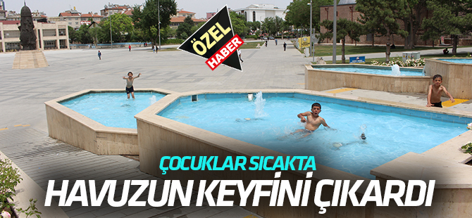 Çocuklar meydandaki havuzda serinledi
