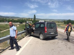 Bariyerlere çarpan sürücü araç içinde sıkıştı