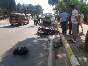 Önce polis otosuna çarptı ardından otomobilin altında kaldı
