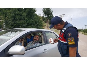 Jandarma trafik denetiminde kandil simidi dağıttı