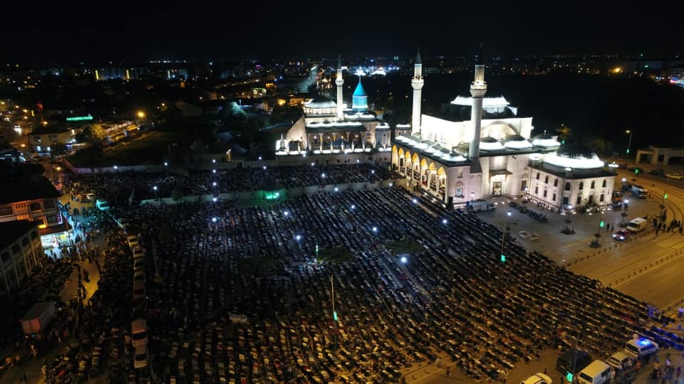 Kadir gecesinde Mevlana Meydanı'nda binler buluştu