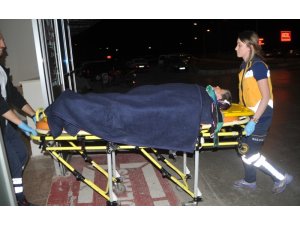 Otomobil traktöre çarptı: 4 yaralı