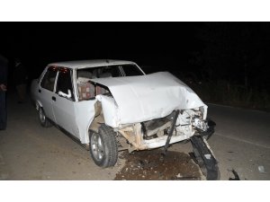 Yolun sağında duran otomobile çarpan sürücü yaralandı