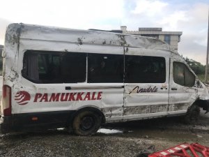 TEM’de yolcu servis minibüsü kaza yaptı