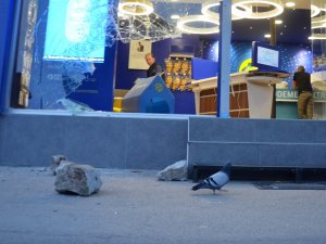 Yüzlerinde maske, ellerinde taşlarla mağaza soydular
