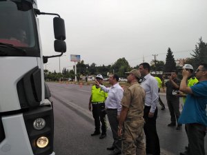 Trafik polisleri sürücüleri, Kaymakam ve Emniyet Müdürü de trafik ekiplerini denetledi