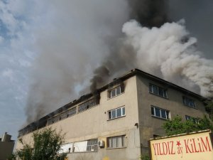 Uşak’ta fabrika yangını, 1 itfaiye eri düşerek yaralandı