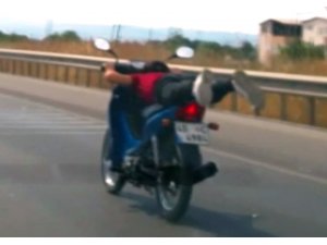 Motosikletli gençlerin tehlikeli oyunu