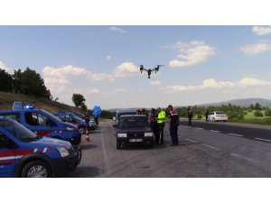 Polis ve Jandarma’dan bayram öncesi droneli trafik kontrolü  ve sürücüleri bilgilendirme uygulaması