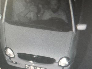 Kendilerine polis süsü verip Afgan mültecileri gasp eden çete çökertildi