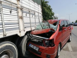 Otomobil park halindeki kamyona çarptı: 5 yaralı