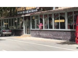 Kendini iş yerine kapatıp yakmak istedi