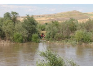 Dicle Nehri’nin ortasında mahsur kalan 7 çocuğu ekipler kurtardı