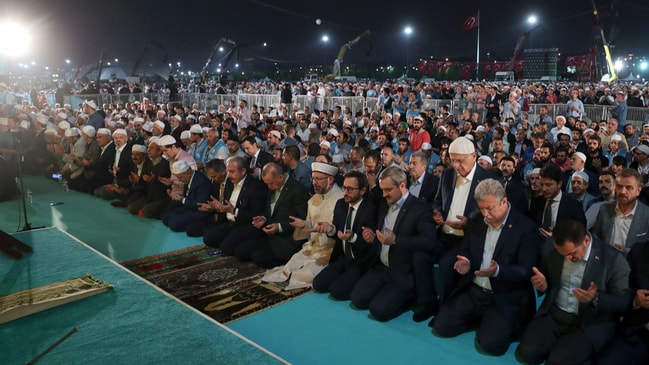 Erdoğan da oradaydı... Yenikapı'da Enderun Teravihi...